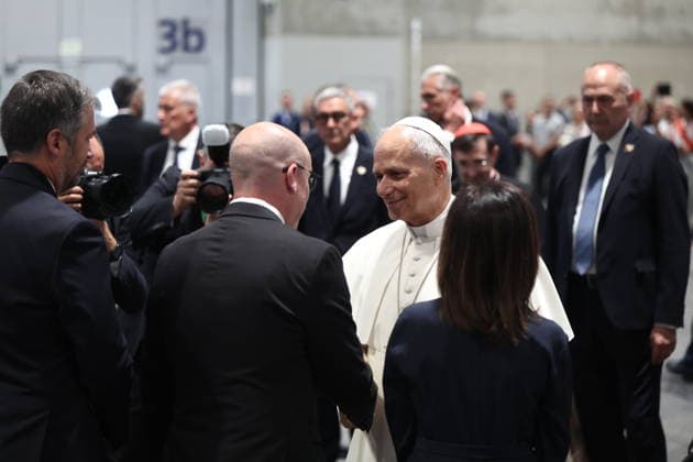 Pope Leo XVI meets with volunteers at Ifema Madrid Pope Leo XVI greets the delegate of the Government in the Community of Madrid, Francisco Martin, during a meeting with volunteers at Ifema Madrid, June 9, 2026, in Madrid Spain In this act there has been the greeting and meeting of the Holy Father with the volunteers who have worked in the various events of the papal visit in Madrid is presented as a gesture of recognition for their service In addition there have been interventions and musical performances by Pablo Lopez and Soraya Arnelas 09 JUNE 2026 Madrid Madrid Spain  Copyright: xEduardoxParrax 7583000