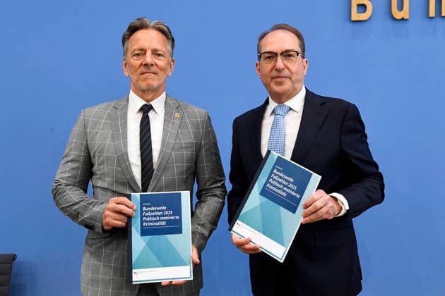 ABB BPK- Holger Münch Muench Praesident des Bundeskriminalamtes (BKA) Alexander Dobrindt Bundesminister des Innern CSU Politiker Vorstellung der Statistik politisch motivierter Kriminalität (PMK) 2025 auf der BPK Bundespressekonferenz am 09.06.2026 in Berlin Berlin Deutschland *** ABB BPK Holger Münch Muench President of the Federal Criminal Police Office BKA Alexander Dobrindt Federal Minister of the Interior CSU Politician Presentation of the statistics of politically motivated crime PMK 2025 at the BPK Federal Press Conference on 09 06 2026 in Berlin Berlin Germany