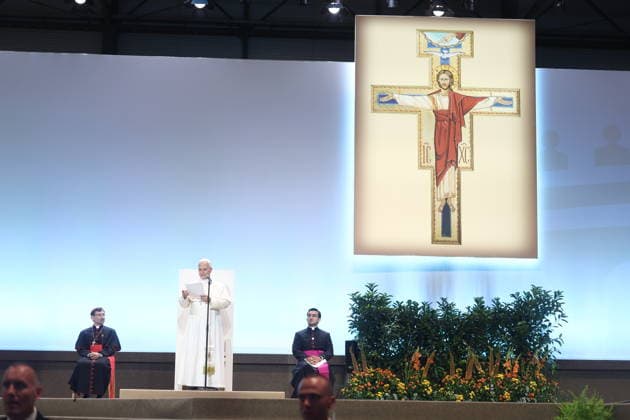 Pope Leo XVI meets with volunteers at Ifema Madrid Pope Leo XVI during a meeting with volunteers at Ifema Madrid, June 9, 2026, in Madrid Spain In this act there has been the greeting and meeting of the Holy Father with the volunteers who have worked in the various events of the papal visit in Madrid is presented as a gesture of recognition for their service In addition there have been interventions and musical performances by Pablo Lopez and Soraya Arnelas 09 JUNE 2026 Madrid Madrid Madrid Spain  Copyright: xEduardoxParrax 7583038