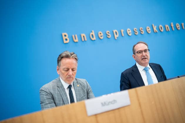 Alexander Dobrindt, Bundesminister des Innern (rechts) mit Holger Münch, Präsident Bundeskriminalamt;Bundespressekonferenz in Berlin - Vorstellung Statistik politisch motivierter Kriminalität PMK 2025, Berlin Berlin Deutschland Haus der Bundespressekonferenz *** Alexander Dobrindt, Federal Minister of the Interior on the right with Holger Münch, President of the Federal Criminal Police Office Federal Press Conference in Berlin Presentation of statistics on politically motivated crime PMK 2025, Berlin Berlin Germany House of the Federal Press Conference