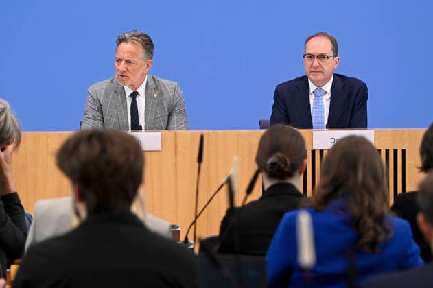 ABB BPK- Holger Münch Muench Praesident des Bundeskriminalamtes (BKA) Alexander Dobrindt Bundesminister des Innern CSU Politiker Vorstellung der Statistik politisch motivierter Kriminalität (PMK) 2025 auf der BPK Bundespressekonferenz am 09.06.2026 in Berlin Berlin Deutschland *** ABB BPK Holger Münch Muench President of the Federal Criminal Police Office BKA Alexander Dobrindt Federal Minister of the Interior CSU Politician Presentation of the statistics of politically motivated crime PMK 2025 at the BPK Federal Press Conference on 09 06 2026 in Berlin Berlin Germany