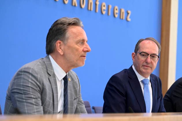 ABB BPK- Holger Münch Muench Praesident des Bundeskriminalamtes (BKA) Alexander Dobrindt Bundesminister des Innern CSU Politiker Vorstellung der Statistik politisch motivierter Kriminalität (PMK) 2025 auf der BPK Bundespressekonferenz am 09.06.2026 in Berlin Berlin Deutschland *** ABB BPK Holger Münch Muench President of the Federal Criminal Police Office BKA Alexander Dobrindt Federal Minister of the Interior CSU Politician Presentation of the statistics of politically motivated crime PMK 2025 at the BPK Federal Press Conference on 09 06 2026 in Berlin Berlin Germany