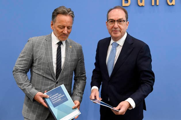 ABB BPK- Holger Münch Muench Praesident des Bundeskriminalamtes (BKA) Alexander Dobrindt Bundesminister des Innern CSU Politiker Vorstellung der Statistik politisch motivierter Kriminalität (PMK) 2025 auf der BPK Bundespressekonferenz am 09.06.2026 in Berlin Berlin Deutschland *** ABB BPK Holger Münch Muench President of the Federal Criminal Police Office BKA Alexander Dobrindt Federal Minister of the Interior CSU Politician Presentation of the statistics of politically motivated crime PMK 2025 at the BPK Federal Press Conference on 09 06 2026 in Berlin Berlin Germany