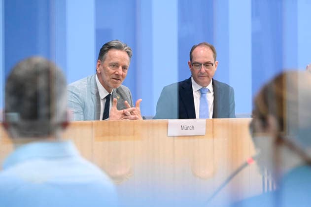 ABB BPK- Holger Münch Muench Praesident des Bundeskriminalamtes (BKA) Alexander Dobrindt Bundesminister des Innern CSU Politiker Vorstellung der Statistik politisch motivierter Kriminalität (PMK) 2025 auf der BPK Bundespressekonferenz am 09.06.2026 in Berlin Berlin Deutschland *** ABB BPK Holger Münch Muench President of the Federal Criminal Police Office BKA Alexander Dobrindt Federal Minister of the Interior CSU Politician Presentation of the statistics of politically motivated crime PMK 2025 at the BPK Federal Press Conference on 09 06 2026 in Berlin Berlin Germany