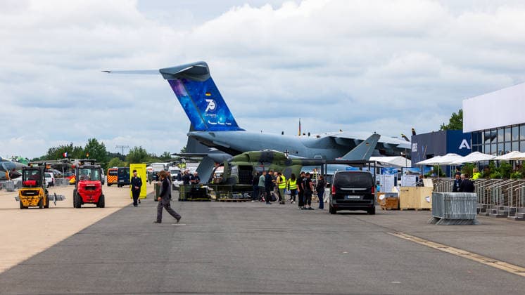 Presserundgang auf der ILA Berlin 2026, Berlin, 09.06.2026 Airbus A400M der Bundeswehr mit Sonderlackierung zum 70-jährigen Jubiläum der Luftwaffe auf dem Ausstellungsgelände. Im geöffneten Laderaum sind militärische Fahrzeuge verladen. Schönefeld Selchow Brandenburg Deutschland *** Press tour at the ILA Berlin 2026, Berlin, 09 06 2026 Airbus A400M of the German Armed Forces with special livery for the 70th anniversary of the German Air Force on the exhibition grounds Military vehicles are loaded in the open cargo hold Schönefeld Selchow Brandenburg Germany 20260609-1V9A0618-M4000