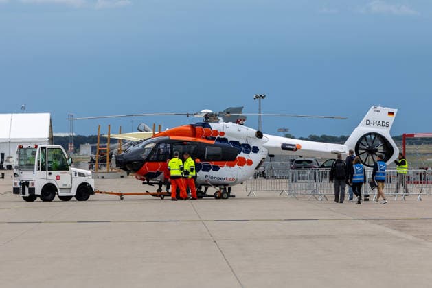 Presserundgang auf der ILA Berlin 2026, Berlin, 09.06.2026 Airbus H145 PioneerLab (D-HADS) auf dem Vorfeld der ILA Berlin. Der Forschungshelikopter wird von Bodenpersonal in Warnkleidung per Schleppfahrzeug zum Static Display positioniert. Schönefeld Selchow Brandenburg Deutschland *** Press tour at the ILA Berlin 2026, Berlin, 09 06 2026 Airbus H145 PioneerLab D HADS on the apron of the ILA Berlin The research helicopter is positioned by ground personnel in warning clothing by towing vehicle to the static display Schönefeld Selchow Brandenburg Germany 20260609-1V9A0625-M4000