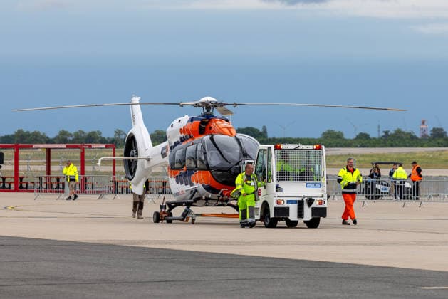 Presserundgang auf der ILA Berlin 2026, Berlin, 09.06.2026 Ein Airbus-Hubschrauber des Pioneer Lab -Programms wird von einem MULAG-Schlepper auf dem Vorfeld positioniert. Bodenpersonal in Warnkleidung begleitet den Aufbau des Static Display. Schönefeld Selchow Brandenburg Deutschland *** Press tour at the ILA Berlin 2026, Berlin, 09 06 2026 An Airbus helicopter of the Pioneer Lab program is positioned on the apron by a MULAG tug Ground personnel in warning clothing accompany the construction of the Static Display Schönefeld Selchow Brandenburg Germany 20260609-1V9A0631-M4000