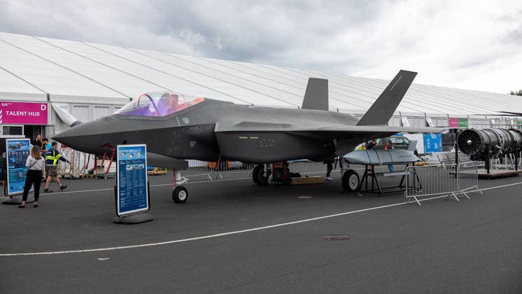 Presserundgang auf der ILA Berlin 2026, Berlin, 09.06.2026 Ein Lockheed Martin F-35 Lightning II Tarnkappen-Kampfjet steht als Ausstellungsexponat auf dem Freigelaende. Neben der Maschine ist ein Lenkflugkoerper als Joint Air-to-Surface Standoff Missile ausgestellt. Schönefeld Selchow Brandenburg Deutschland *** Press tour at the ILA Berlin 2026, Berlin, 09 06 2026 A Lockheed Martin F 35 Lightning II stealth fighter jet stands as an exhibit on the open-air grounds Next to the aircraft, a guided missile is on display as a Joint Air to Surface Standoff Missile Schönefeld Selchow Brandenburg Germany 20260609-286A8711-M4000