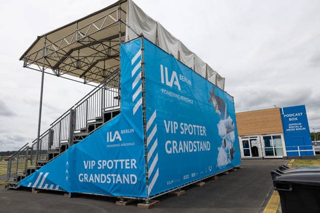 Presserundgang auf der ILA Berlin 2026, Berlin, 09.06.2026 Überdachte VIP Spotter Grandstand-Tribüne auf dem Gelände der ILA Berlin 2026. Die mit ILA-Branding versehene Zuschauertribüne bietet Spottern erstmals einen eigenen überdachten Beobachtungsbereich. Schönefeld Selchow Brandenburg Deutschland *** Press tour at ILA Berlin 2026, Berlin, 09 06 2026 Covered VIP Spotter Grandstand on the grounds of ILA Berlin 2026 The ILA-branded grandstand offers spotters their own covered observation area for the first time Schönefeld Selchow Brandenburg Germany 20260609-286A8719-M4000