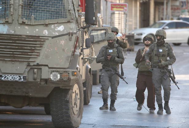 Palestinian - Israeli conflict in Nablus, Palestine - 09 Jun 2026 Israeli soldiers escort a handcuffed and blindfolded Palestinian detainee wearing military fatigues during a military operation in the Askar refugee camp. Israeli forces raided and searched Palestinian homes as part of a large-scale search and arrest operation that included the Ras al-Ain area, the Old City, and the Askar refugee camp. Palestinians reported that five Palestinians were arrested during the operation. Nablus Palestine Copyright: xNasserxishatyehx xSOPAxImagesx Nishtayeh2217