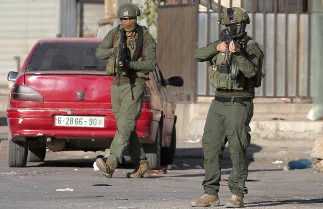 Palestinian - Israeli conflict in Nablus, Palestine - 09 Jun 2026 Israeli soldiers point their weapons at Palestinians during a military operation in the Askar refugee camp. Israeli forces raided and searched Palestinian homes as part of a large-scale search and arrest operation that included the Ras al-Ain area, the Old City, and the Askar refugee camp. Palestinians reported that five Palestinians were arrested during the operation. Nablus Palestine Copyright: xNasserxishatyehx xSOPAxImagesx Nishtayeh2220