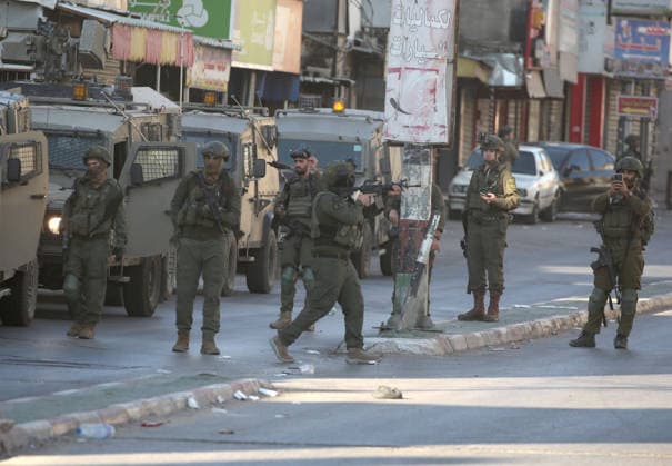 Palestinian - Israeli conflict in Nablus, Palestine - 09 Jun 2026 Israeli soldiers point their weapons at Palestinians during a military operation in the Askar refugee camp. Israeli forces raided and searched Palestinian homes as part of a large-scale search and arrest operation that included the Ras al-Ain area, the Old City, and the Askar refugee camp. Palestinians reported that five Palestinians were arrested during the operation. Nablus Palestine Copyright: xNasserxishatyehx xSOPAxImagesx Nishtayeh2222