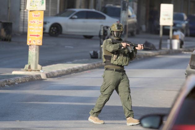 Palestinian - Israeli conflict in Nablus, Palestine - 09 Jun 2026 Israeli soldiers point their weapons at Palestinians during a military operation in the Askar refugee camp. Israeli forces raided and searched Palestinian homes as part of a large-scale search and arrest operation that included the Ras al-Ain area, the Old City, and the Askar refugee camp. Palestinians reported that five Palestinians were arrested during the operation. Nablus Palestine Copyright: xNasserxishatyehx xSOPAxImagesx Nishtayeh2223