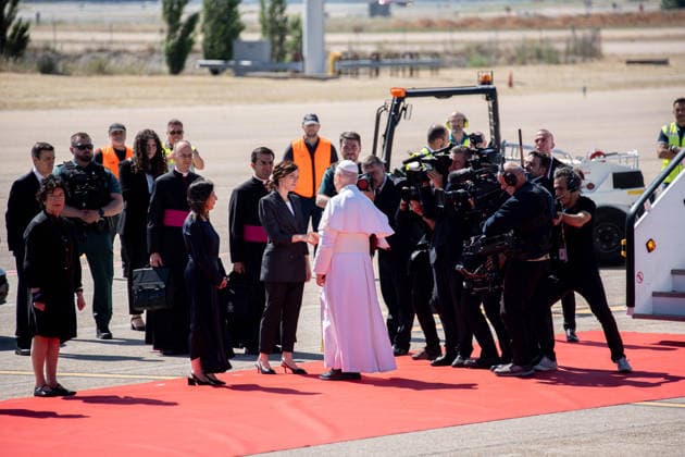 Pope Leo XIV bids farewell to Madrid and flies to Barcelona Pope Leo XIV greets the President of the Community of Madrid, Isabel Díaz Ayuso, before leaving for Barcelona from the Adolfo Suárez Madrid Barajas International Airport, June 9, 2026, in Madrid Spain The Pontiff leaves Madrid after having performed 11 acts between June 6 and 9 and is preparing to celebrate 7 more in Barcelona between today and tomorrow, June 10 09 JUNE 2026 Madrid Madrid Madrid Spain  Copyright: xGabrielxLuengasx 7583439