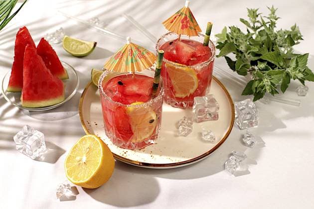 Mojito mit Zitrone, Minze, Wassermelone, Eis mit Tequila, Wodka oder Sodawasser auf elegantem Hintergrund, minimalistisches Konzept für Bar, Erfrischungsgetränk zur Gewichtsreduktion, Werbebanner für Café Mojito with lemon, mint, watermelon, ice with tequila, vodka or soda water on elegant background, minimalist concept for bar, soft drink for weight loss, advertising banner for cafe Copyright: imageBROKER SvetlanaxBalyn ibxiqx17862607.jpg