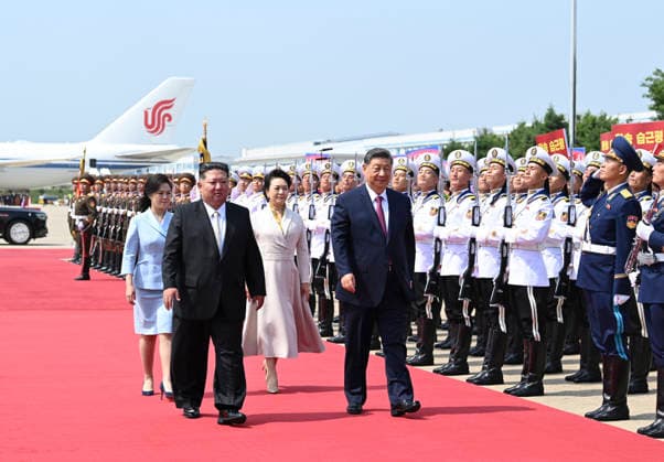 (260609) -- PYONGYANG, June 9, 2026 -- Xi Jinping, general secretary of the Communist Party of China Central Committee and Chinese president, concludes his state visit to the Democratic People s Republic of Korea (DPRK) and departs from Pyongyang, the DPRK, June 9, 2026. Kim Jong Un, general secretary of the Workers Party of Korea and president of the State Affairs of the DPRK, and his wife Ri Sol Ju went to the airport to see Xi and his wife Peng Liyuan off and held a grand farewell ceremony in their honor. ) DPRK-PYONGYANG-CHINA-XI JINPING-KIM JONG UN-FAREWELL CEREMONY XiexHuanchi 