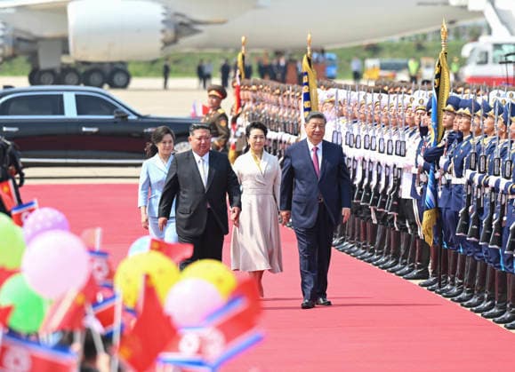 (260609) -- PYONGYANG, June 9, 2026 -- Xi Jinping, general secretary of the Communist Party of China Central Committee and Chinese president, concludes his state visit to the Democratic People s Republic of Korea (DPRK) and departs from Pyongyang, the DPRK, June 9, 2026. Kim Jong Un, general secretary of the Workers Party of Korea and president of the State Affairs of the DPRK, and his wife Ri Sol Ju went to the airport to see Xi and his wife Peng Liyuan off and held a grand farewell ceremony in their honor. ) DPRK-PYONGYANG-CHINA-XI JINPING-KIM JONG UN-FAREWELL CEREMONY LixXiang 