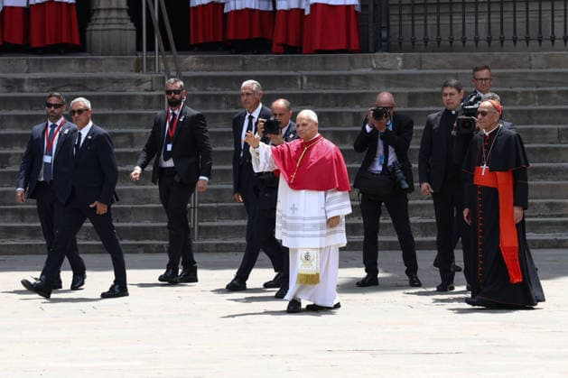 Pope Leo XIV arrives at Barcelona Cathedral during Spain visit BARCELONA, SPAIN - JUNE 9: Pope Leo XIV waves as he arrives at the Cathedral of the Holy Cross and Saint Eulalia in Barcelona, Spain, on June 9, 2026. The Pope is visiting Spain from June 6 to 12, with stops in Madrid, Barcelona and the Canary Islands, where he is scheduled to meet with migrants and organisations supporting them. Adria Puig Anadolu Barcelona Spain. Editorial use only. Please get in touch for any other usage.  Copyright: x2026xAnadoluxAdriaxPuigx