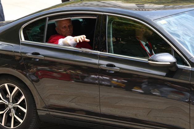 Pope Leo XIV arrives at Barcelona Cathedral during Spain visit BARCELONA, SPAIN - JUNE 9: Pope Leo XIV waves as he arrives at the Cathedral of the Holy Cross and Saint Eulalia in Barcelona, Spain, on June 9, 2026. The Pope is visiting Spain from June 6 to 12, with stops in Madrid, Barcelona and the Canary Islands, where he is scheduled to meet with migrants and organisations supporting them. Adria Puig Anadolu Barcelona Spain. Editorial use only. Please get in touch for any other usage.  Copyright: x2026xAnadoluxAdriaxPuigx