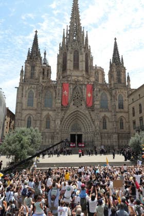 Pope Leo XIV arrives at Barcelona Cathedral during Spain visit BARCELONA, SPAIN - JUNE 9: Pope Leo XIV waves as he arrives at the Cathedral of the Holy Cross and Saint Eulalia in Barcelona, Spain, on June 9, 2026. The Pope is visiting Spain from June 6 to 12, with stops in Madrid, Barcelona and the Canary Islands, where he is scheduled to meet with migrants and organisations supporting them. Adria Puig Anadolu Barcelona Spain. Editorial use only. Please get in touch for any other usage.  Copyright: x2026xAnadoluxAdriaxPuigx