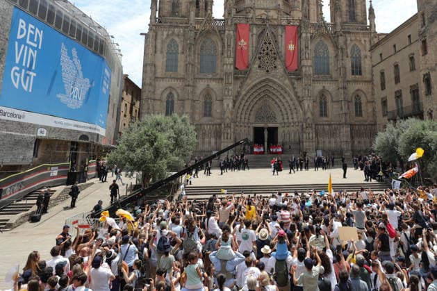 Pope Leo XIV arrives at Barcelona Cathedral during Spain visit BARCELONA, SPAIN - JUNE 9: Pope Leo XIV waves as he arrives at the Cathedral of the Holy Cross and Saint Eulalia in Barcelona, Spain, on June 9, 2026. The Pope is visiting Spain from June 6 to 12, with stops in Madrid, Barcelona and the Canary Islands, where he is scheduled to meet with migrants and organisations supporting them. Adria Puig Anadolu Barcelona Spain. Editorial use only. Please get in touch for any other usage.  Copyright: x2026xAnadoluxAdriaxPuigx