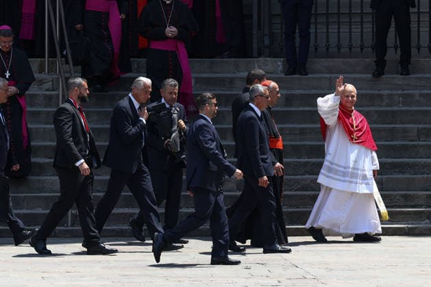 Pope Leo XIV arrives at Barcelona Cathedral during Spain visit BARCELONA, SPAIN - JUNE 09: Pope Leo XIV waves as he arrives at the Cathedral of the Holy Cross and Saint Eulalia in Barcelona, Spain, on June 09, 2026. The Pope is visiting Spain from June 6 to 12, with stops in Madrid, Barcelona and the Canary Islands, where he is scheduled to meet with migrants and organisations supporting them. Adria Puig Anadolu Barcelona Spain. Editorial use only. Please get in touch for any other usage.  Copyright: x2026xAnadoluxAdriaxPuigx
