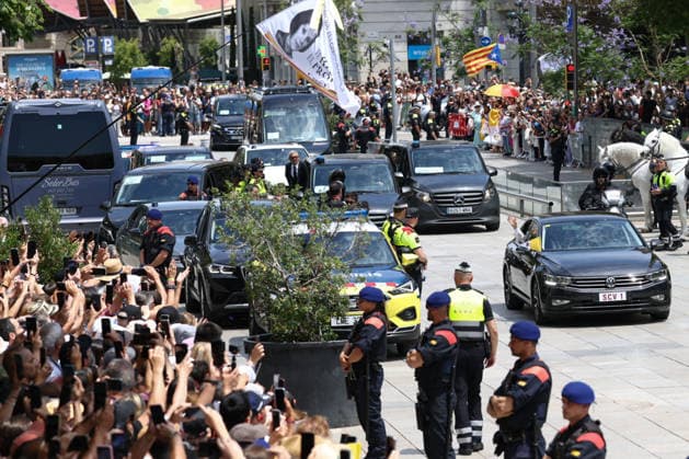 Pope Leo XIV arrives at Barcelona Cathedral during Spain visit BARCELONA, SPAIN - JUNE 09: Pope Leo XIV waves as he arrives at the Cathedral of the Holy Cross and Saint Eulalia in Barcelona, Spain, on June 09, 2026. The Pope is visiting Spain from June 6 to 12, with stops in Madrid, Barcelona and the Canary Islands, where he is scheduled to meet with migrants and organisations supporting them. Adria Puig Anadolu Barcelona Spain. Editorial use only. Please get in touch for any other usage.  Copyright: x2026xAnadoluxAdriaxPuigx