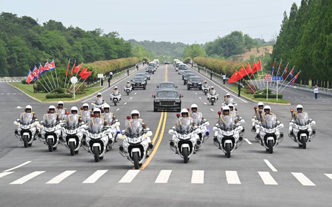 (260609) -- PYONGYANG, June 9, 2026 -- Xi Jinping, general secretary of the Communist Party of China Central Committee and Chinese president, concludes his state visit to the Democratic People s Republic of Korea (DPRK) and departs from Pyongyang, the DPRK, June 9, 2026. Kim Jong Un, general secretary of the Workers Party of Korea and president of the State Affairs of the DPRK, and his wife Ri Sol Ju went to the airport to see Xi and his wife Peng Liyuan off and held a grand farewell ceremony in their honor. ) DPRK-PYONGYANG-CHINA-XI JINPING-KIM JONG UN-GRAND FAREWELL CEREMONY XiexHuanchi 