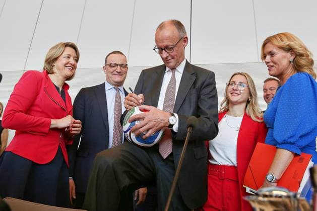 Berlin, Deutschland, 09.06.2026: Deutscher Bundestag: Unions-Fraktionssitzung: Bundeskanzler Friedrich Merz (CDU) unterschreibt auf WM-Ball Trionda *** Berlin, Germany, 09 06 2026 German Bundestag Union parliamentary group meeting Federal Chancellor Friedrich Merz CDU signs on WM Ball Trionda Copyright: xdtsxNachrichtenagenturx dts_122207