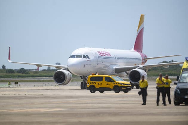 Pope Leo XIV in Spain BARCELONA, SPAIN - JUNE 9: Airplane, carrying Pope Leo XIV, arrives at Barcelona Airport in Barcelona, Spain on June 9, 2026. During his stay, the Pope is scheduled to participate in a series of institutional, cultural, and religious events, as well as meetings with local representatives and members of the Catholic community. Lorena Sopena Lopez Anadolu Barcelona Spain. Editorial use only. Please get in touch for any other usage.  Copyright: x2026xAnadoluxLorenaxSopenaxLopezx