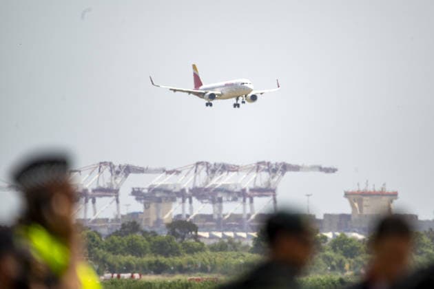 Pope Leo XIV in Spain BARCELONA, SPAIN - JUNE 9: Airplane, carrying Pope Leo XIV, arrives at Barcelona Airport in Barcelona, Spain on June 9, 2026. During his stay, the Pope is scheduled to participate in a series of institutional, cultural, and religious events, as well as meetings with local representatives and members of the Catholic community. Lorena Sopena Lopez Anadolu Barcelona Spain. Editorial use only. Please get in touch for any other usage.  Copyright: x2026xAnadoluxLorenaxSopenaxLopezx