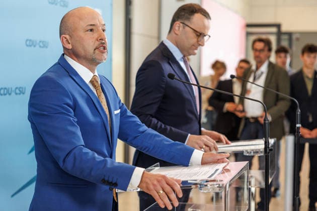Statement vor den Fraktionssitzung der CDU CSU Alexander Hoffmann, stellvertretender Fraktionsvorsitzender der CDU CSU im Bundestag und Vorsitzender der CSU-Landesgruppe, spricht während eines Statement vor den Fraktionssitzungen am 09.06.2026 in Berlin. Berlin Berlin Deutschland Reichstag *** Statement before the parliamentary group meeting of the CDU CSU Alexander Hoffmann, Deputy Chairman of the CDU CSU parliamentary group in the Bundestag and Chairman of the CSU regional group, speaks during a statement before the parliamentary group meetings on 09 06 2026 in Berlin Berlin Germany Reichstag
