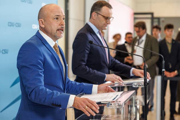 Statement vor den Fraktionssitzung der CDU CSU Alexander Hoffmann, stellvertretender Fraktionsvorsitzender der CDU CSU im Bundestag und Vorsitzender der CSU-Landesgruppe, spricht während eines Statement vor den Fraktionssitzungen am 09.06.2026 in Berlin. Berlin Berlin Deutschland Reichstag *** Statement before the parliamentary group meeting of the CDU CSU Alexander Hoffmann, Deputy Chairman of the CDU CSU parliamentary group in the Bundestag and Chairman of the CSU regional group, speaks during a statement before the parliamentary group meetings on 09 06 2026 in Berlin Berlin Germany Reichstag