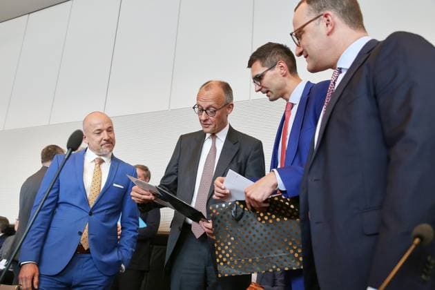Berlin, Deutschland, 09.06.2026: Deutscher Bundestag: Unions-Fraktionssitzung: Bundeskanzler Friedrich Merz (CDU) bekommt vom CDU-Abgeordneten Sepp Müller (2.v.R.) eine Schallplatte, Alexander Müller (L) und Jens Spahn (R) schauen zu. *** Berlin, Germany, 09 06 2026 German Bundestag Union parliamentary group meeting Federal Chancellor Friedrich Merz CDU receives a record from CDU MP Sepp Müller 2 v R, Alexander Müller L and Jens Spahn R look on Copyright: xdtsxNachrichtenagenturx dts_122211