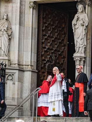 Homily of Pope Leo XIV at the Cathedral of the Holy Cross and Santa Eulalia Barcelona Pope Leo XIV on his arrival at the homily in the Cathedral of the Holy Cross and Santa Eulalia, on June 9, 2026, in Barcelona, Catalonia Spain The homily is the first act of Pope Leo XIV in Barcelona and although the entrance to the cathedral is by invitation, screens have been deployed outside so that the faithful and the curious can follow the words of the Pontiff live 09 JUNE 2026 Barcelona Catalonia Barcelona Catalonia Catalonia Spain  Copyright: xAlbertoxParedesx 7584173