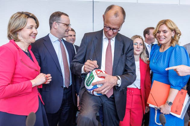 Fraktionssitzung CDU CSU Friedrich Merz (CDU) und Bundestagspraesidentin Julia Kloeckner bei einer Fraktionssitzung am 9.06.2026 in Berlin. Berlin Berlin Deutschland Bundestag *** Parliamentary group meeting CDU CSU Friedrich Merz CDU and Bundestag President Julia Kloeckner at a parliamentary group meeting on 9 06 2026 in Berlin Berlin Germany Bundestag
