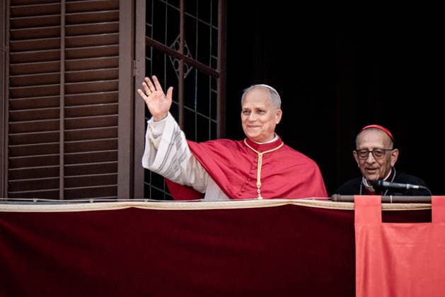 June 9, 2026, Barcelona, Spain: Pope Leo XIV greets the faithful from the balcony of the episcopal residence in Barcelona s Gothic Quarter during the first day of his visit to the Catalan capital. Barcelona Spain - ZUMAb137 20260609_fap_b137_006 Copyright: xJordixBoixareux