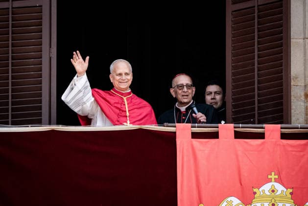 June 9, 2026, Barcelona, Spain: Pope Leo XIV greets the faithful from the balcony of the episcopal residence in Barcelona s Gothic Quarter during the first day of his visit to the Catalan capital. Barcelona Spain - ZUMAb137 20260609_fap_b137_008 Copyright: xJordixBoixareux