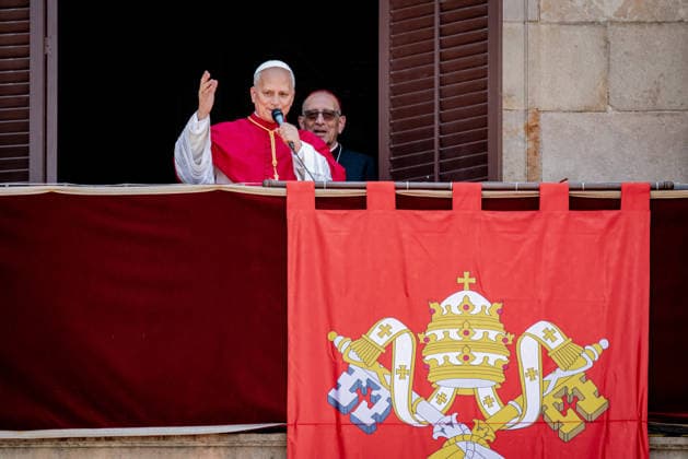 June 9, 2026, Barcelona, Spain: Pope Leo XIV greets the faithful from the balcony of the episcopal residence in Barcelona s Gothic Quarter during the first day of his visit to the Catalan capital. Barcelona Spain - ZUMAb137 20260609_fap_b137_010 Copyright: xJordixBoixareux
