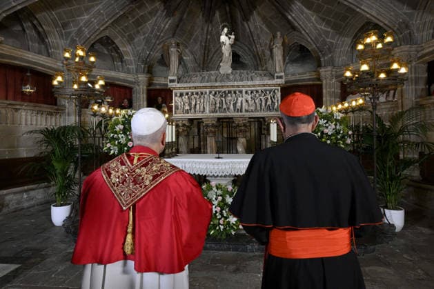 Pope Leo XIV Prayer At The Barcelona Cathedral - Spain Pope Leo XIV and archbishop of Barcelona cardinal Juan José Omella visit the Saint Eulalia s crypt during a midday prayer at the Barcelona Cathedral (Cathedral of the Holy Cross and Saint Eulalia) in Barcelona on June 9, 2026 on the fourth day of his pastoral visit to Spain. Photo by (EV) Simone Risoluti Vatican Media ABACAPRESS.COM Barcelona Spain  Copyright: xABACAx