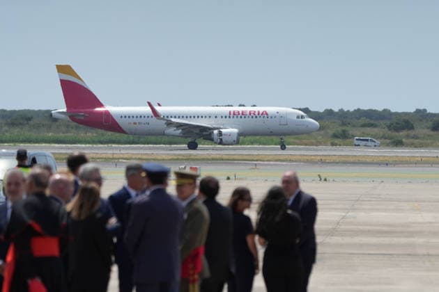 Pope Leo XIV arrives in Barcelona Arrival of Pope Leo XIV at Josep Tarradellas Barcelona El Prat International Airport, June 9, 2026, in Barcelona, Catalonia Spain Pope Leo XIV continues his trip through Spain after three intense days in the capital and arrives in Barcelona where he has a busy schedule between today and tomorrow, June 10, which includes the commemoration of the centenary of the death of Antoni Gaudi and the blessing and inauguration of the Tower of Jesus Christ in the Basilica of the Sagrada Familia 09 JUNE 2026 Barcelona Catalunya Barcelona Catalunya Catalunya Spain  Copyright: xDavidxZorrakinox 7584320