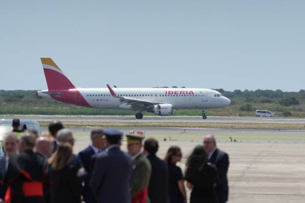 Pope Leo XIV arrives in Barcelona Arrival of Pope Leo XIV at Josep Tarradellas Barcelona El Prat International Airport, June 9, 2026, in Barcelona, Catalonia Spain Pope Leo XIV continues his trip through Spain after three intense days in the capital and arrives in Barcelona where he has a busy schedule between today and tomorrow, June 10, which includes the commemoration of the centenary of the death of Antoni Gaudi and the blessing and inauguration of the Tower of Jesus Christ in the Basilica of the Sagrada Familia 09 JUNE 2026 Barcelona Catalunya Barcelona Catalunya Catalunya Spain  Copyright: xDavidxZorrakinox 7584321