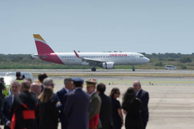 Pope Leo XIV arrives in Barcelona Arrival of Pope Leo XIV at Josep Tarradellas Barcelona El Prat International Airport, June 9, 2026, in Barcelona, Catalonia Spain Pope Leo XIV continues his trip through Spain after three intense days in the capital and arrives in Barcelona where he has a busy schedule between today and tomorrow, June 10, which includes the commemoration of the centenary of the death of Antoni Gaudi and the blessing and inauguration of the Tower of Jesus Christ in the Basilica of the Sagrada Familia 09 JUNE 2026 Barcelona Catalunya Barcelona Catalunya Catalunya Spain  Copyright: xDavidxZorrakinox 7584322