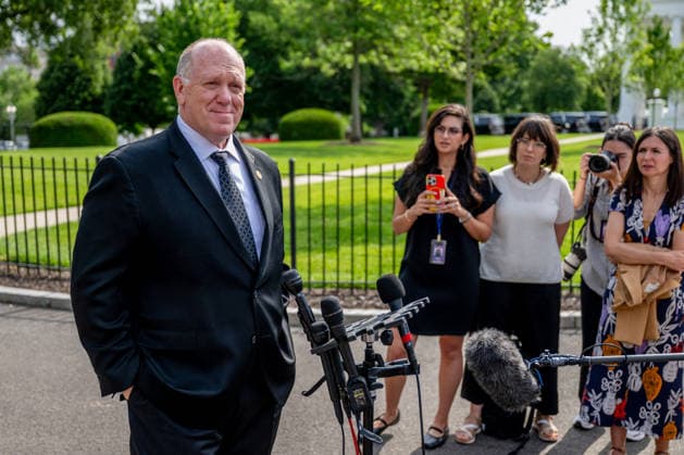 Tom Homan Speaks to The Media - Washington Tom Homan, White House border czar, speaks to members of the media outside the White House in Washington, DC, US, on Tuesday, June 9, 2026. The Trump administration has drawn up a plan to surge US Immigration and Customs Enforcement personnel to New York City, a move that threatens to escalate tensions with New York Governor Kathy Hochul over the president’s migrant crackdown. Photo by Daniel Heuer Pool ABACAPRESS.COM  Copyright: xPool ABACAx