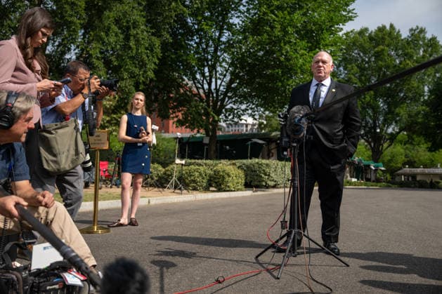 Tom Homan Speaks to The Media - Washington Tom Homan, White House border czar, speaks to members of the media outside the White House in Washington, DC, US, on Tuesday, June 9, 2026. The Trump administration has drawn up a plan to surge US Immigration and Customs Enforcement personnel to New York City, a move that threatens to escalate tensions with New York Governor Kathy Hochul over the president’s migrant crackdown. Photo by Daniel Heuer Pool ABACAPRESS.COM  Copyright: xPool ABACAx