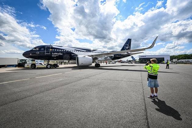 Internationale Luftfahrtausstellung ILA ** NUR FÜR REDAKTIONELLE ZWECKE ** EDITORIAL USE ONLY **<p>Airbus A320 Neo, Jubiläumsflieger von Lufthansa. Von nachhaltigen Antrieben für die zivile Luftfahrt über hochmoderne Drohnen im Defence-Bereich bis hin zu modernster Satellitentechnik für aktuelle und künftige Weltraummissionen: Die ILA Berlin zeigt die Zukunft der Luft- und Raumfahrt. 750 Aussteller aus 37 Ländern präsentieren die neuesten Innovationen und Entwicklungen der Branche. Darüber hinaus werden rund 100 Fluggeräte am Boden und in der Luft zu erleben sein, fotografiert am 09.06.2026 in Berlin. Berlin Berlin Berlin Copyright: MaurizioxGambarini *** International Air Show ILA FOR EDITORIAL PURPOSES ONLY EDITORIAL USE ONLY p Copyright: MaurizioxGambarini doc867qd2d8hwk15biclhcs ,EDITORIAL USE ONLY