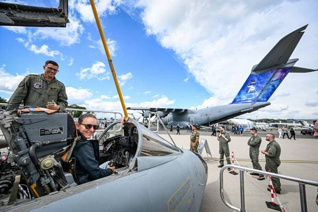 Internationale Luftfahrtausstellung ILA ** NUR FÜR REDAKTIONELLE ZWECKE ** EDITORIAL USE ONLY **<p>Marie im Tornadocockpit, im Hintergrund eine Airbus A400M der Bundeswehr. Von nachhaltigen Antrieben für die zivile Luftfahrt über hochmoderne Drohnen im Defence-Bereich bis hin zu modernster Satellitentechnik für aktuelle und künftige Weltraummissionen: Die ILA Berlin zeigt die Zukunft der Luft- und Raumfahrt. 750 Aussteller aus 37 Ländern präsentieren die neuesten Innovationen und Entwicklungen der Branche. Darüber hinaus werden rund 100 Fluggeräte am Boden und in der Luft zu erleben sein, fotografiert am 09.06.2026 in Berlin. Berlin Berlin Berlin Copyright: MaurizioxGambarini *** International Air Show ILA FOR EDITORIAL PURPOSES O Copyright: MaurizioxGambarini doc867qfszg3gyrl86thg0 ,EDITORIAL USE ONLY