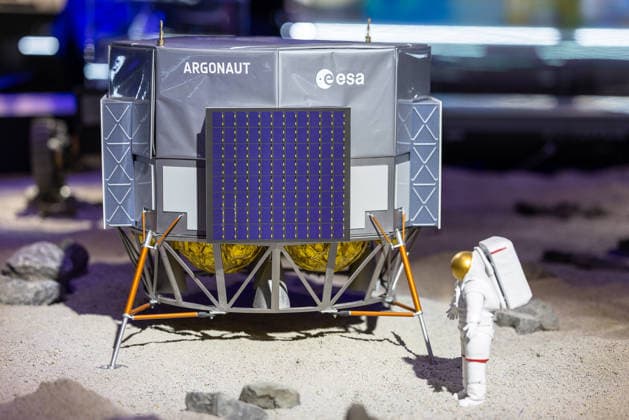 Presserundgang auf der ILA Berlin 2026, Berlin, 09.06.2026 Maßstabsgetreues Modell des ESA-Mondlanders Argonaut mit Solarpanel und Landegestell, daneben eine Astronautenfigur als Skalierungsreferenz. Das Exponat zeigt das geplante europaeische Frachttransportsystem fuer die Mondmission. *** Press tour at the ILA Berlin 2026, Berlin, 09 06 2026 Scale model of the ESA lunar lander Argonaut with solar panel and landing gear, next to it an astronaut figure as a scaling reference The exhibit shows the planned European cargo transport system for the moon mission 20260609-1V9A0673-M4000