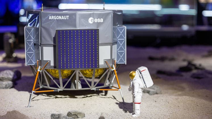 Presserundgang auf der ILA Berlin 2026, Berlin, 09.06.2026 Skalenmodell des ESA-Mondlanders Argonaut mit Solarpanel und Astronautenfigur auf einer simulierten Mondoberflaechendarstellung. Das Modell wurde am ESA-Stand praesentiert. *** Press tour at the ILA Berlin 2026, Berlin, 09 06 2026 Scale model of the ESA lunar lander Argonaut with solar panel and astronaut figure on a simulated lunar surface representation The model was presented at the ESA stand 20260609-1V9A0674-M4000