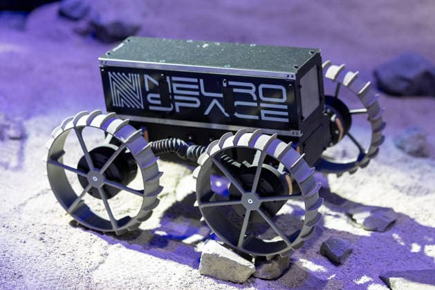 Presserundgang auf der ILA Berlin 2026, Berlin, 09.06.2026 Kleiner Rover des Unternehmens Nelro Space mit Mecanum-Rädern auf einem simulierten Geländeuntergrund. Das Modell war am ESA-Stand ausgestellt. *** Press tour at the ILA Berlin 2026, Berlin, 09 06 2026 Small rover from the company Nelro Space with Mecanum wheels on a simulated terrain surface The model was exhibited at the ESA stand 20260609-1V9A0676-M4000